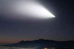 上空にたなびいた「イプシロン」3号機から噴出された煙と、夜光雲。早朝の霧島連山雲海とコントラストを描いた=18日午前6時34分、宮崎県えびの市(恵守乾撮影)