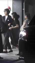 事務所の送迎車を降り、仕事先へと急ぐ松岡。有岡とは、交際後すぐに、同じマンションで住み始めたという