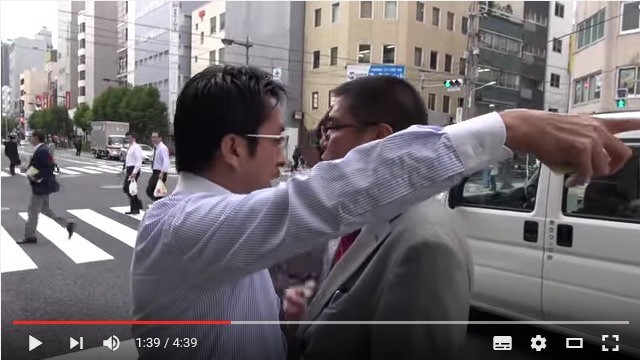 「幼稚な嫌がらせ」なのか（画像は労組による同社への抗議活動の様子。2015年10月に労組がYouTubeに投稿）