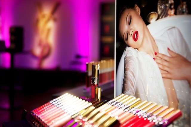 YSL、大人グロスをローンチ。官能ダンスパーティー開催