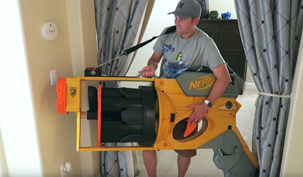 誰得だよｗｗｗ 元nasa技術者が超デカいオモチャの銃をdiyで制作して胸アツ野郎すぎる 動画 ライブドアニュース