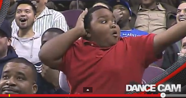 動画 全米中で話題 ｎｂａ試合中 踊れるデブちゃんと監視員が即興ダンス対決 ライブドアニュース