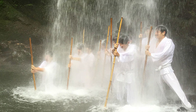気分をリフレッシュ! 学生のうちに体験したいおすすめイベント「滝行」のススメ【学生記者】 - ライブドアニュース