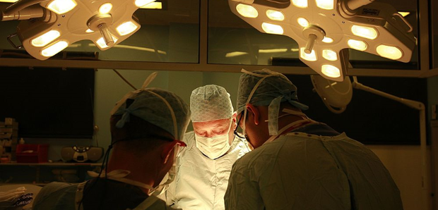 マジか…！手術中の医者、コンフェデをTV観戦し大問題に