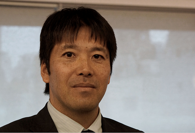 プロフェッショナルレフェリーの扇谷健司主審