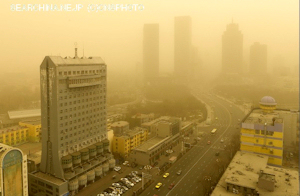 中国西部、新疆ウイグル自治区のウルムチ市は3日、猛烈な黄砂に襲われ、「空気が泥臭い」ほどだったという。(写真は「CNSPHOTO」提供)
