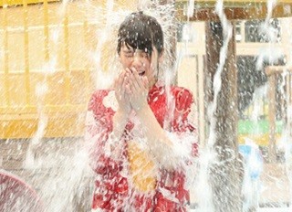 筧美和子が夏服のままビショぬれ フジ深夜番組で体当たりリポートに挑戦 ライブドアニュース