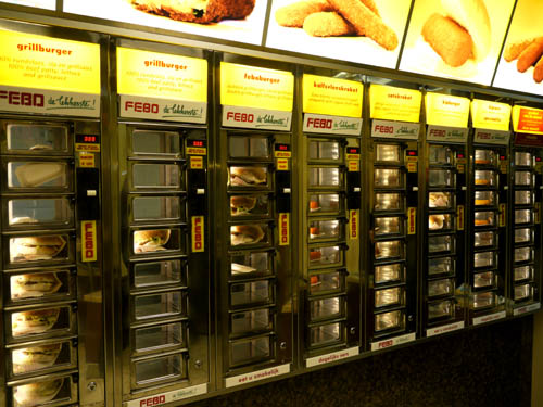 ファーストフードの自動販売機が大人気!無人のマック登場も時間の問題!?