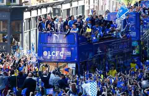 レスターが祝勝パレード 街中が歓喜の渦 ライブドアニュース