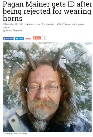 頭に角をつけて運転免許証の写真を撮影した男性(出典:http://hashtagmaine.bangordailynews.com)