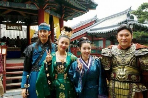 奇皇后」イ・ジヒョン、ハ・ジウォンらと撮った写真を公開“私たちは