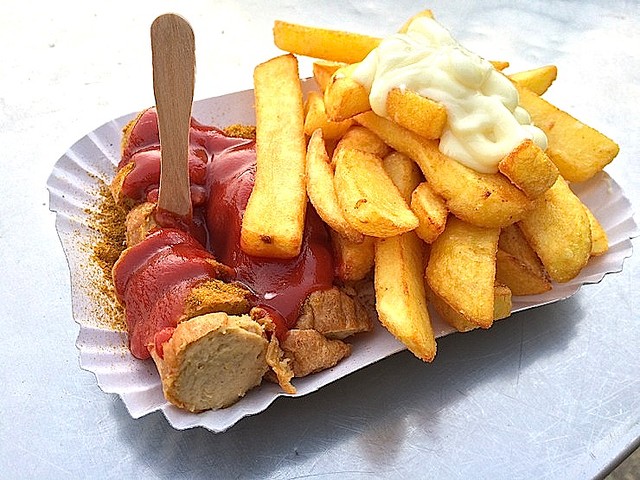 話題のビオ素材にこだわった健康志向のカリー・ヴルストを食べてみた。