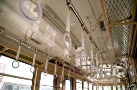 網棚は意外と頑丈。だが悪ふざけは禁物だ（イメージ）