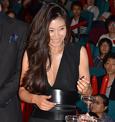 篠原涼子 胸元セクシードレスで会場魅了 共演陣からも絶賛の嵐 ライブドアニュース