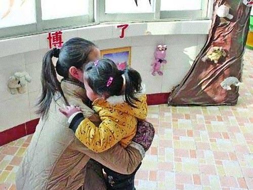 中国の幼稚園 先生が児童とハグをするのに料金をとっていた ライブドアニュース
