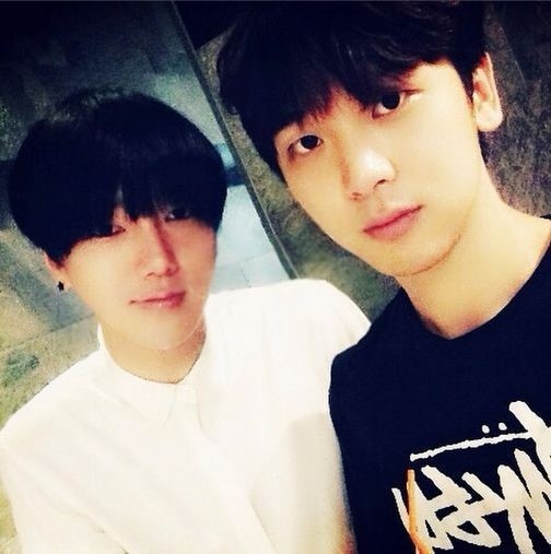 Super Junior イェソン 実弟と撮ったツーショット公開 兄弟揃ってイケメン ライブドアニュース