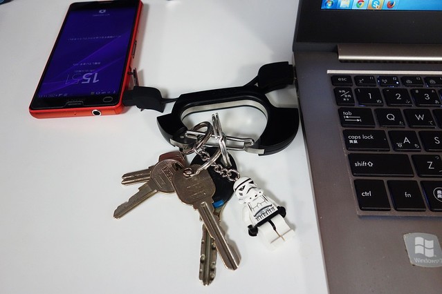 USB/Lightningケーブルになるカラビナ『NomadClip』レビュー カバンを探さずスマホをサっと充電できる