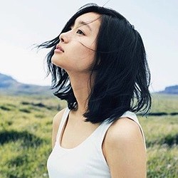 忽那汐里がインナー姿を披露 イオンの新cmで宙吊りワイヤーアクション ライブドアニュース