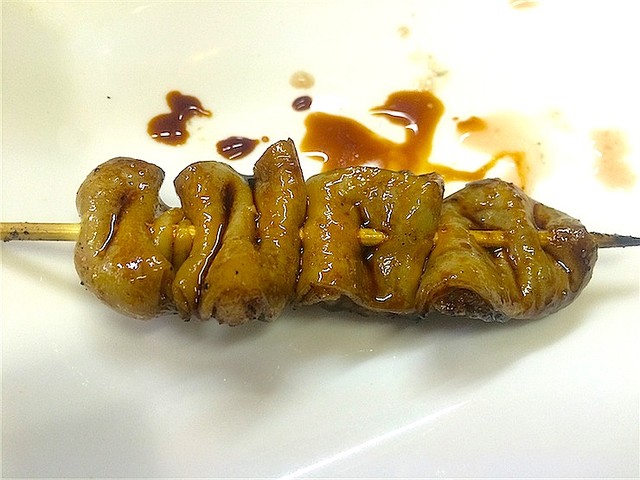 あの有名店の店主も足しげく通う絶品のモツ焼き屋。東京・中野の「石松」
