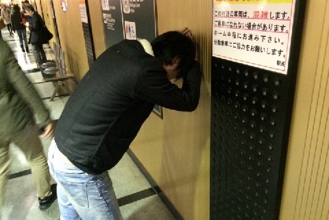 酔っ払って駅で嘔吐すると 犯罪ではないが賠償義務が生じる可能性 ライブドアニュース