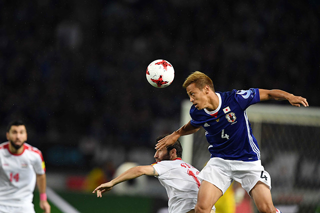 本田圭佑は強靱な肉体に衰えがないことを証明した。（撮影：岸本勉／PICSPORT）