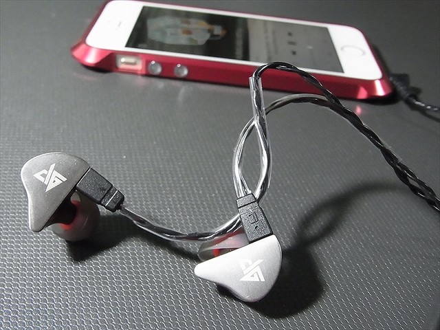 ヘアライン仕上げでかっこ良く、便利な着脱式ケーブル！重低音を得意とするカスタマイズ可能なイヤホン「AUGLAMOUR R8」を試してみたーー10％OFFクーポンも配布【レビュー】