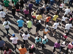 中国・広東省で行われたマラソン大会で完走者に「フルーツ味の石けん」が配られ、誤食者が続出したという「石けんマラソン」の衝撃が冷めやらぬ中、日本の兵庫県で行われるマラソン大会ではランナーの健康を気遣った地元産の「ハートフル」な食べ物が供されるという話題を、中国メディア・新浪が28日に伝えた。フルーツ石けんの香料の如き鮮烈なコントラストに、ため息をつく中国ネットユーザーが続出しそうだ。(イメージ写真提供:(C)anoyo/123RF)