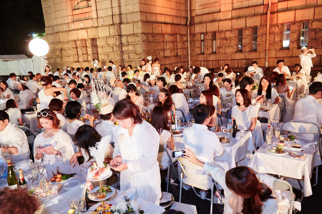 日本初上陸の 白い パーティー ディネ アン ブラン 開催 全身白を纏った参加者が聖徳記念絵画館に集結 Peachy ライブドアニュース