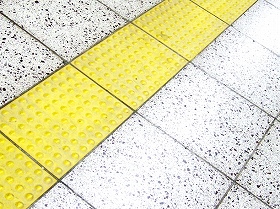 視覚障害者を助ける点字ブロック。線状のものは進行方向を示し、点状のものは危険箇所等を示す