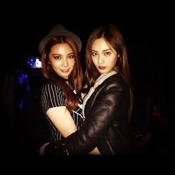 Afterschool ナナ カウン Girlsaward で和やかなツーショット 華やか クール ライブドアニュース