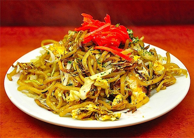 新宿思い出横町「若月」の焼きそばがウマすぎる!新宿で飲み会があったら絶対に焼きそばで締めたい。