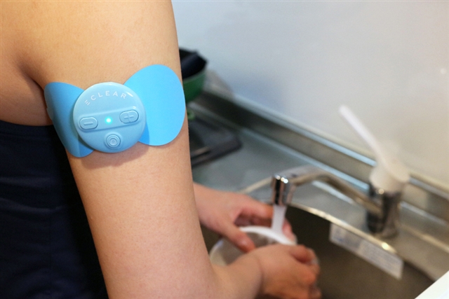 コードレスの低周波治療器 エクリア リフリー なら マッサージ中に動き回れる ライブドアニュース