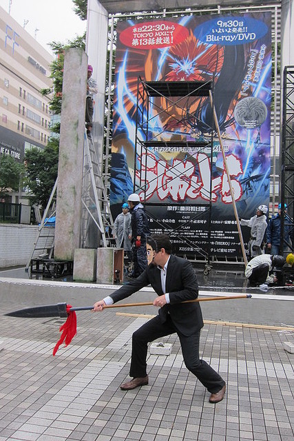 本日限定】新宿東口に『うしおととら』の“獣の槍”が展示中！ 実際に