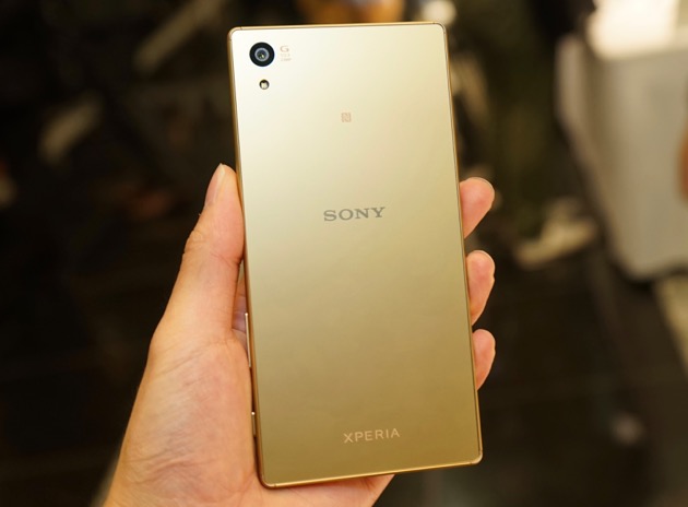 ソフトバンク版 Xperia Z5 は10月29日発売。キャリアロゴ、FeliCaロゴ