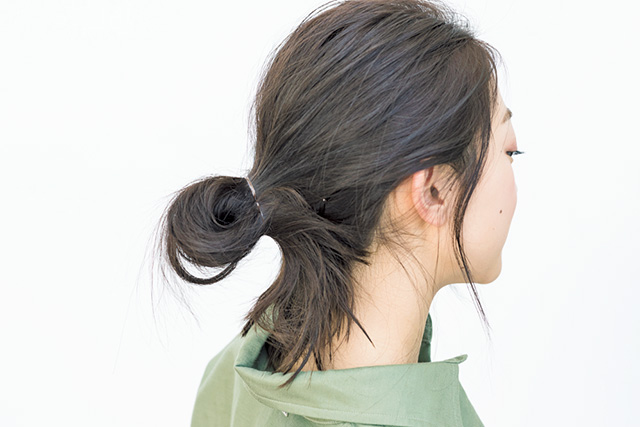 動画付き簡単ヘアアレンジ ゴム1本で簡単にシニヨンは作れる Peachy ライブドアニュース