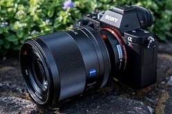 ���ˡ��ȡɥĥ������ɤ�ͻ�礬�������ư�軣�Ƥˤ�Ȥ����Planar T* FE 50mm F1.4 ZA��