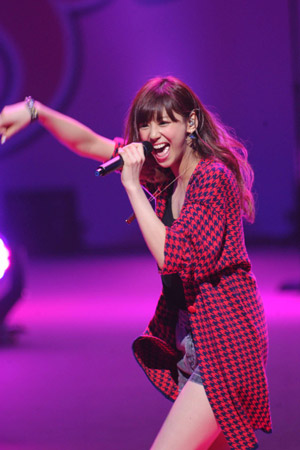 歌手 西内まりや初ステージで感涙 ドームに向けて頑張りたい ライブドアニュース