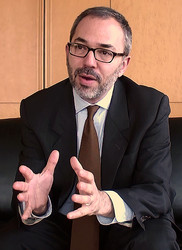 ���ͥ���������  Kenneth Cukier  2007ǯ��2012ǯ�ޤǡ��ѥ����Υߥ��Ȼ�Υǡ������ǥ�������̳��롣�إӥå��ǡ��������Ρ�����λ��ȳ�̿�������Τ��٤Ƥ��Ѥ���١ʹ��̼ҡˤζ����ԡ���Photo by Kazumoto Ohno