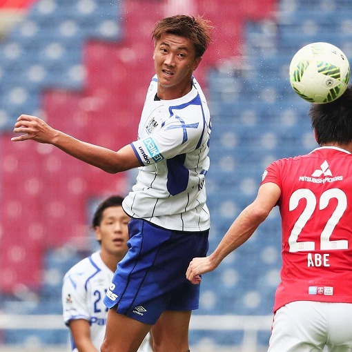 長沢のシュートセンスは光る。一方、前線の起点役としてはここ２試合、前田や興梠との差が感じられた。(C)SOCCER DIGEST