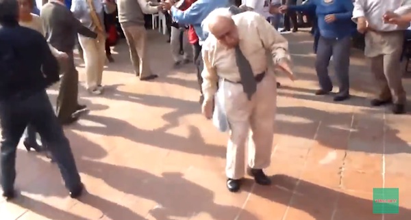 お爺ちゃんが超絶ロボットダンスを狂ったように踊りまくってスゴすぎるｗｗｗ 動画 ライブドアニュース