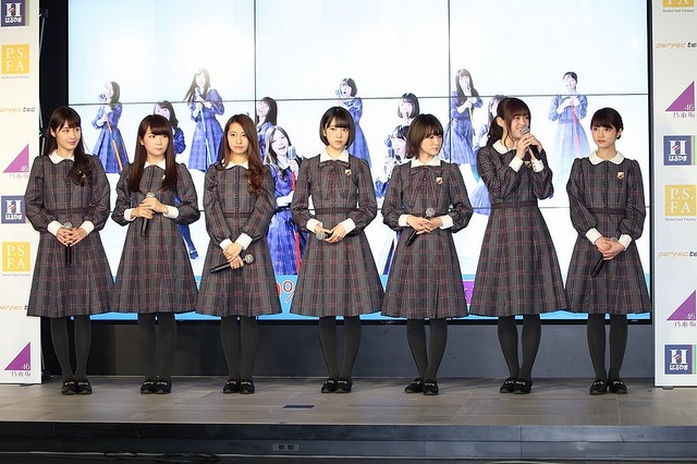 発表会に登場した乃木坂46メンバー。後方モニターに映っているの「ヘビーローテーション」を披露しているCMだ。