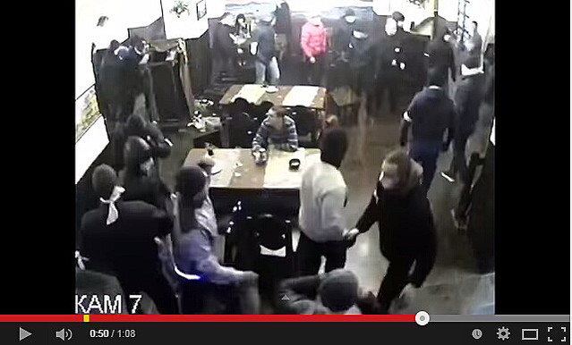 武装集団の突入にまったく動じない男性が映った動画が話題に