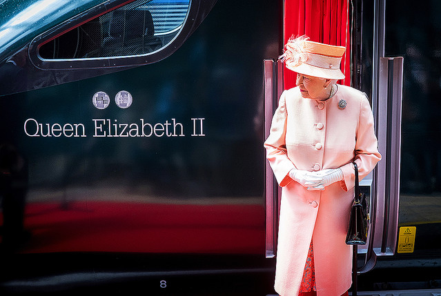 日立製クラス800に英国女王が乗車、愛称名に「Queen Elizabeth II