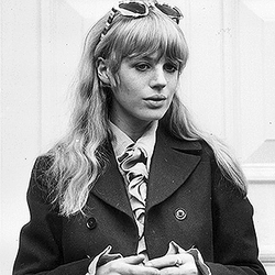 マリアンヌ フェイスフルからフレジャまで タイムレスな魅力を放つ前髪スタイルbest Peachy ライブドアニュース