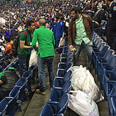 サウジアラビアのサポーターが心温まる行為 試合後に埼スタでゴミ拾い ライブドアニュース サウジアラビアのサポーターが心温まる行為 試合後に埼スタでゴミ拾い ライブドアニュース