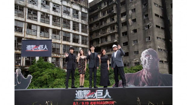 三浦春馬 石原さとみら ロケ地 軍艦島で映画 進撃の巨人 完成報告 ライブドアニュース