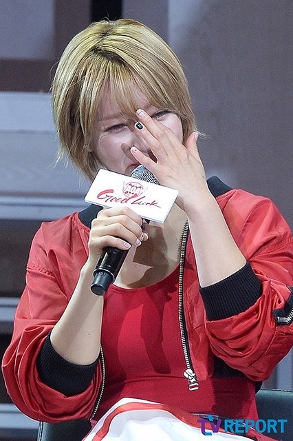 AOA チョア、ショーケースで涙を見せる「メンバーたちに会えたのは幸運