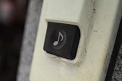 迷惑きわまりない深夜の ピンポンダッシュ やりすぎると 犯罪 になる ライブドアニュース