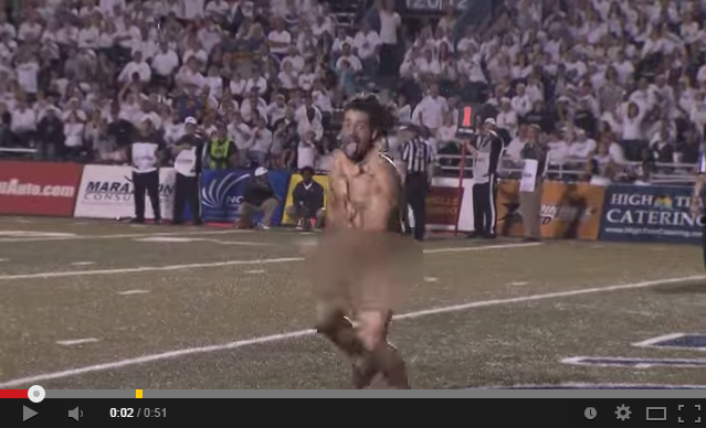 全裸男がカレッジフッドボールの試合に突然乱入 大暴れの一部始終