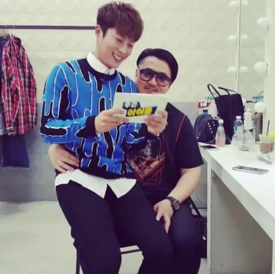 画像 Beast ユン ドゥジュン Defconnの膝の上に座って司会を練習 お茶目な二人 ライブドアニュース